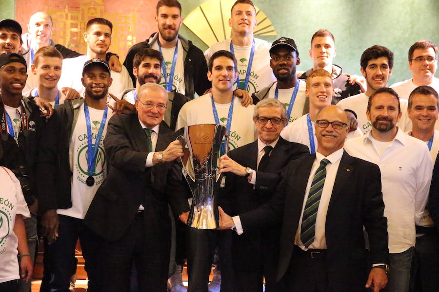 El Unicaja celebra el título en Málaga junto a sus aficionados (II)