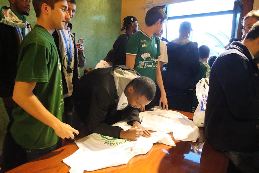 El Unicaja celebra el título en Málaga junto a sus aficionados (II)