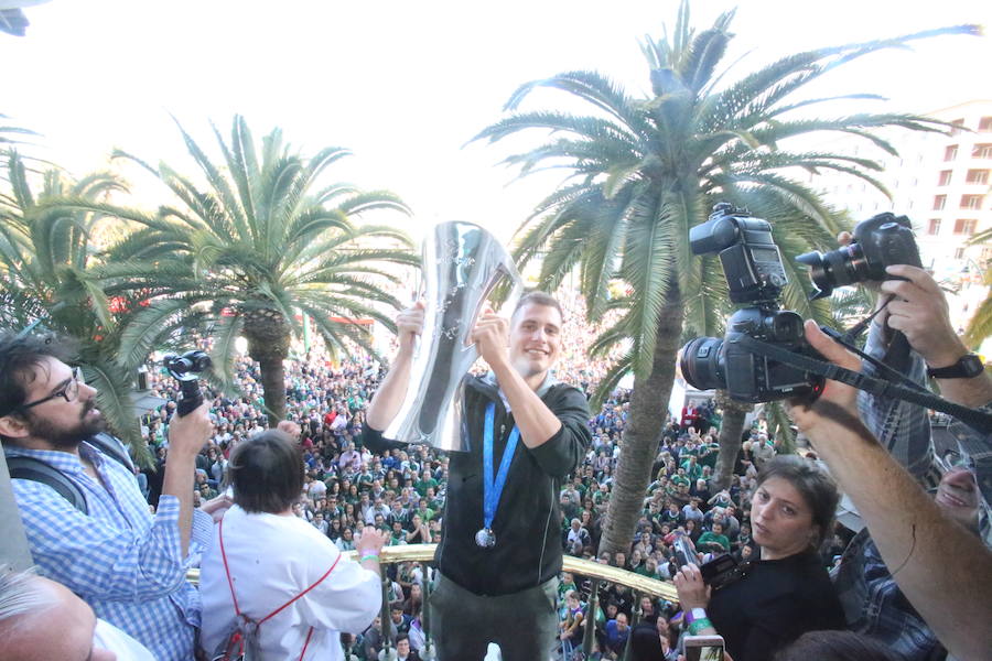 El Unicaja celebra el título en Málaga junto a sus aficionados (II)