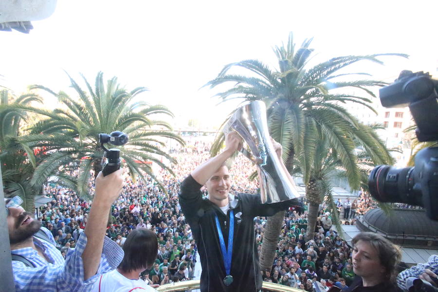 El Unicaja celebra el título en Málaga junto a sus aficionados (II)