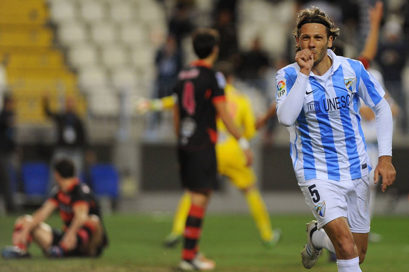 Celebrando un tanto en 2013.