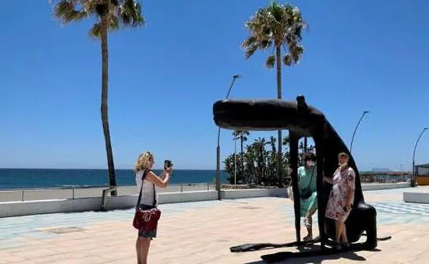 Tourists in Estepona on the Costa del Sol. /EFE