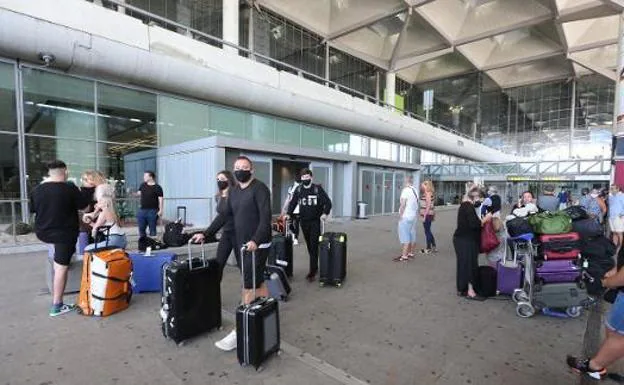 Passengers arrive at the Malaga-Costa del Sol Airport. /SALVADOR SALAS