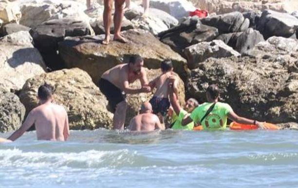 Lifeguard injured as eight bathers rescued on a Marbella beach