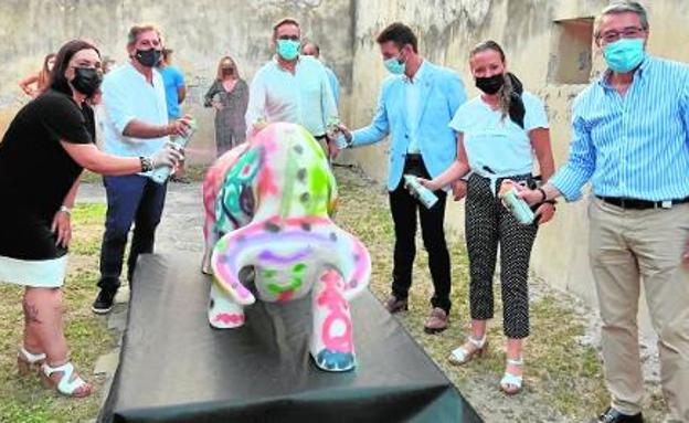 The artist (second left), along with Rincón mayor, Francisco Salado, and other councillors with his bull painted in graffiti.