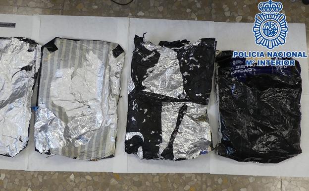 Passenger carrying 10 kilos of cocaine hidden in suitcases arrested at Malaga airport
