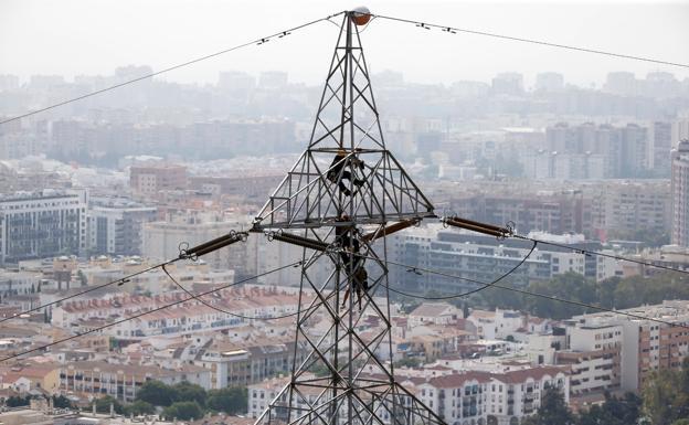 Firefighters rescue man from top of high-voltage electricity pylon in Malaga