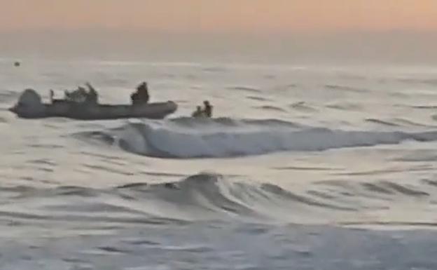 Video | Beachgoers raise alarm as drugs are offloaded on a Marbella beach