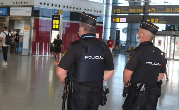 National Police officers at the airport. File photograph. /SUR