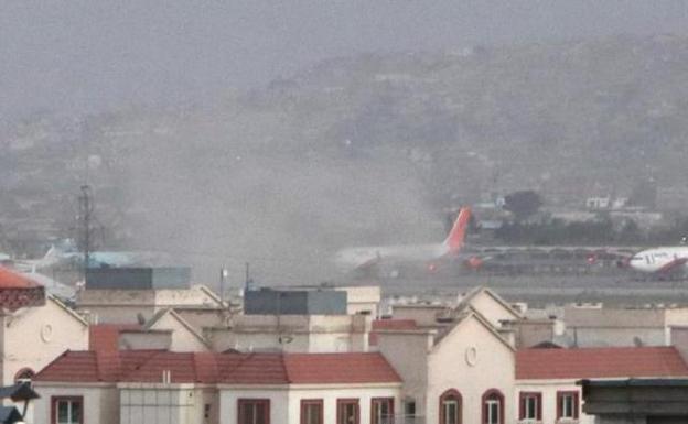 Smoke in the vicinity of the airport after the first explosion. /EFE