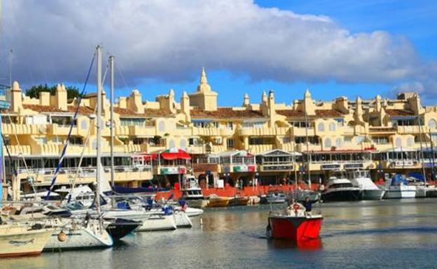 Man injured after explosion onboard a boat in Benalmádena