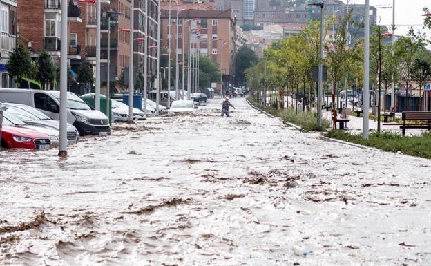 Video | Spain mops up after torrential rains and floods wash away cars