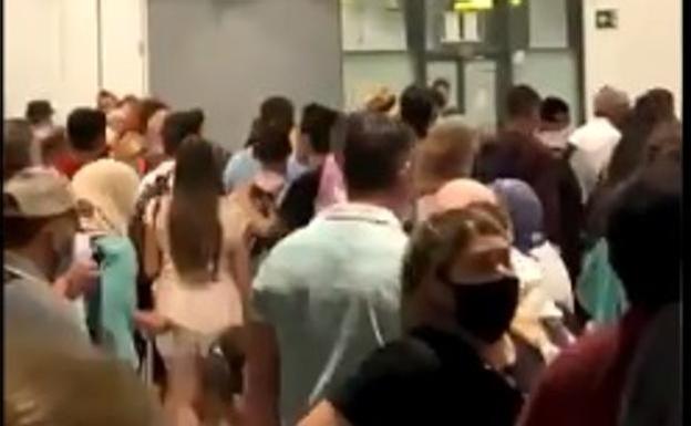 Video | Staff shortage causes Covid health control chaos at Malaga airport