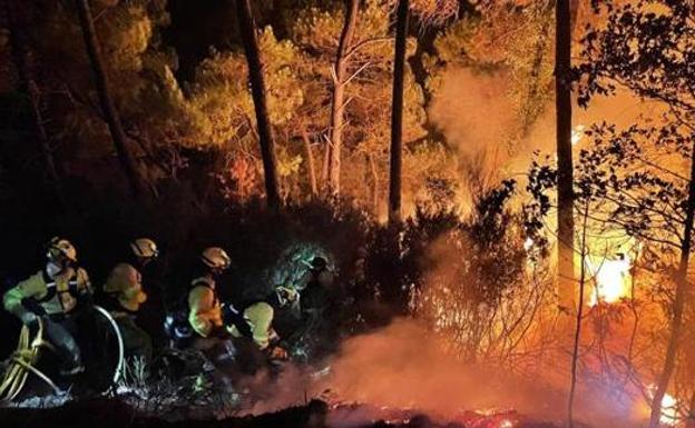 Two hundred firefighters tackle blaze in mountains behind Estepona as 400 are evacuated from their homes