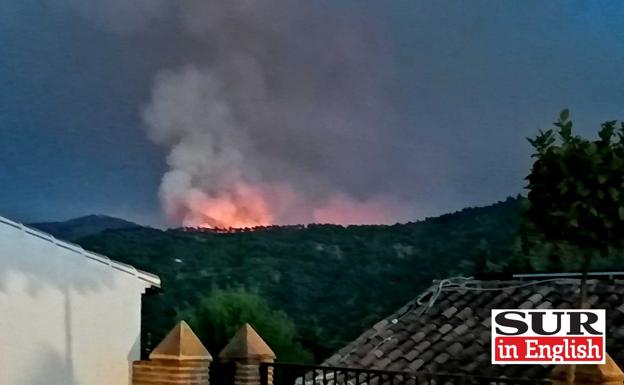 Infoca orders the lockdown of two villages and withdraws ground personnel due to the Sierra Bermeja fire cloud