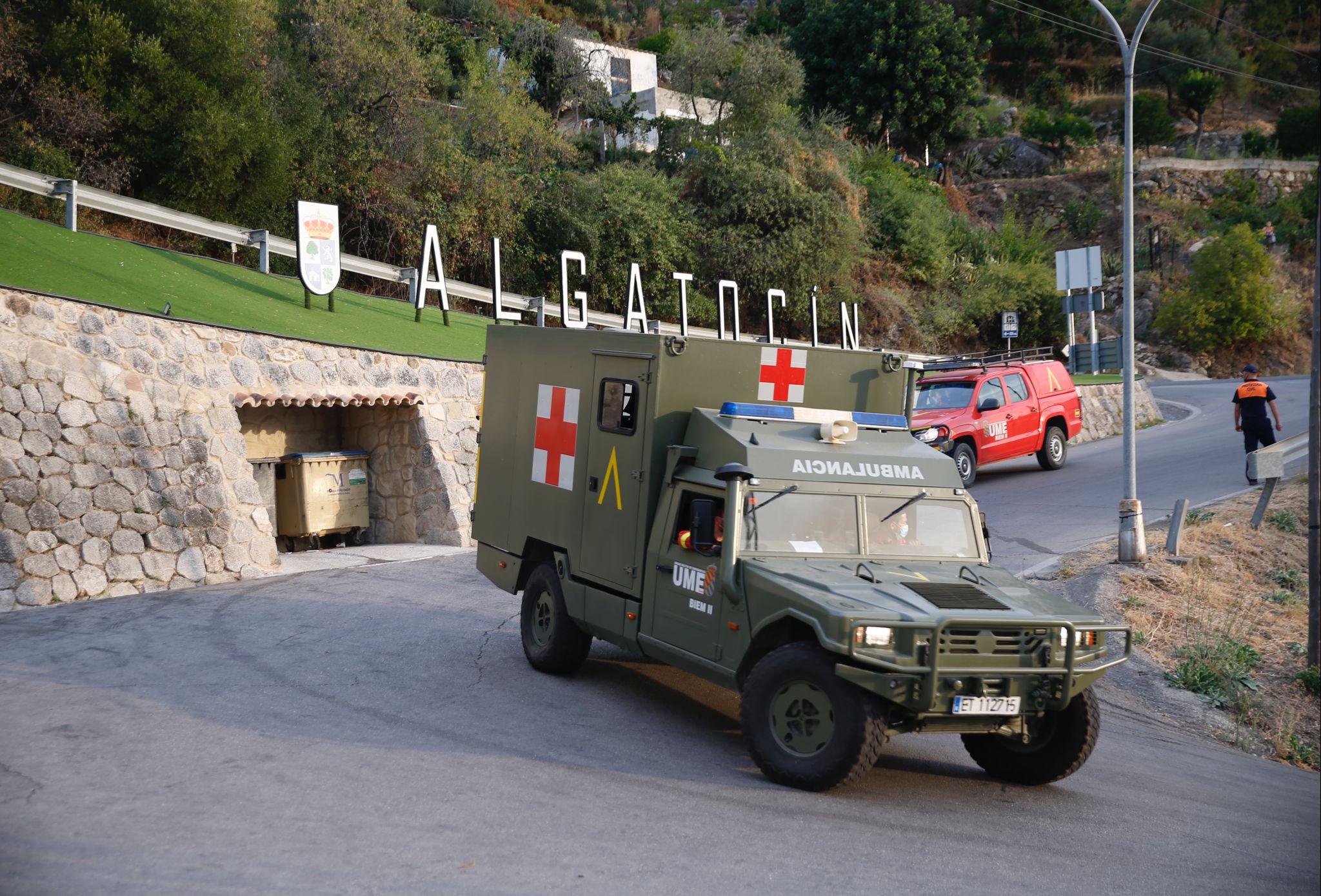 A UME military ambulance arrives in Algatocín on Sunday. 