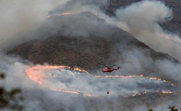 A helicopter tackles the blaze./EUROPA PRESS