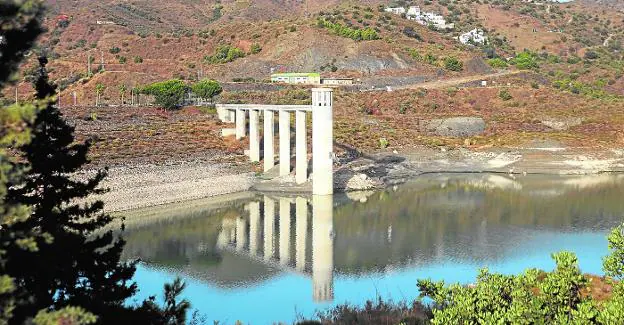 The current water level at La Viñuela reservoir, which is the largest in the province. / ÑITO SALAS