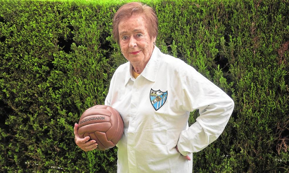 Lourdes Alonso, with an old-fashioned shirt and ball. / FRANCIS SILVA