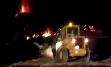 Video | Firefighters try to divert molten lava flows with a digger to save a La Palma town