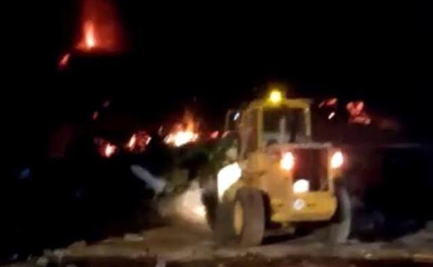 Video | Firefighters try to divert molten lava flows with a digger to save a La Palma town