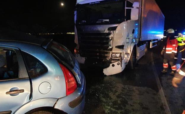 A young woman dies and another person is seriously injured in Antequera lorry crash
