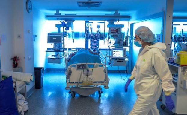 Covid patient intensive care unit pressure in Spain returns to the 'low risk' zone
