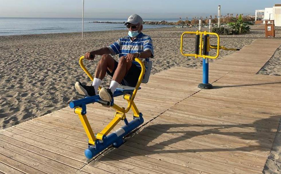 Chris Nand using the exercise apparatus on the beach in Fuengirola.