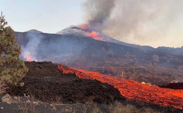 Lava flow increases from the La Palma volcano as experts detect an increase in explosive activity