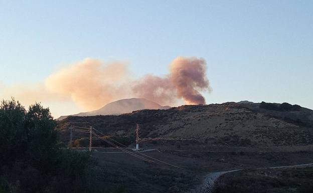 Videos | More than 80 firefighters tackle wildfire in Casares