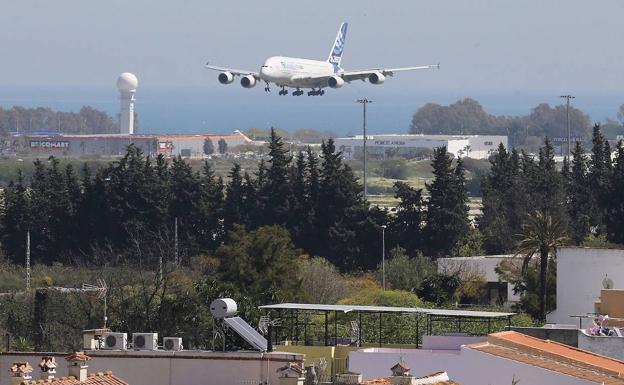 Flight makes an emergency landing and blocks the main runway in Malaga