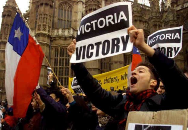 People celebrate the court's decision in London. / SUR