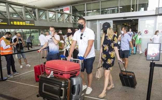 Tourists arrive at Malaga airport on the Costa del Sol. /FRANCIS SILVA