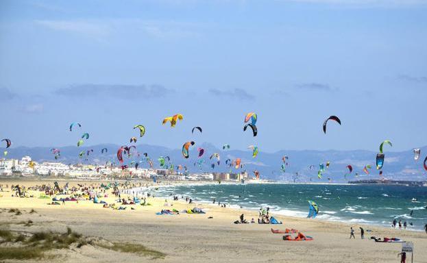 Yellow weather alerts issued in Andalucía for strong winds and rough seas in coastal areas