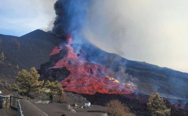 Videos | La Palma lava flow carries boulders 'the size of a three-storey building'