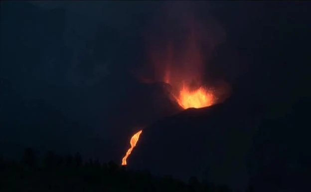 New stunning images of the Cumbre Vieja volcano captured on Monday night