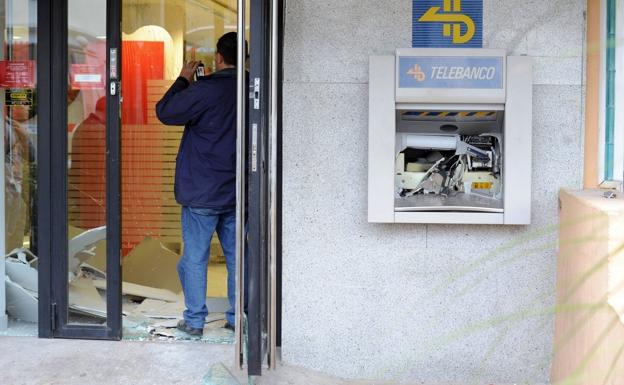 The thieves took 20,000 euros from this cashpoint in Marbella./JOSELE