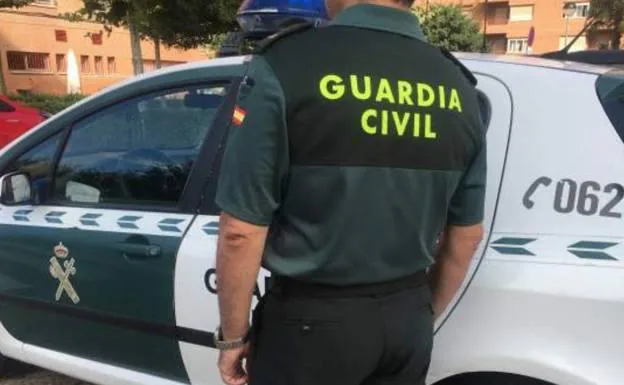 Guardia Civil officers are investigating the incident./ SUR