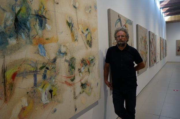 The artist next to some of his works in the exhibition. / ANDREA JIMÉNEZ