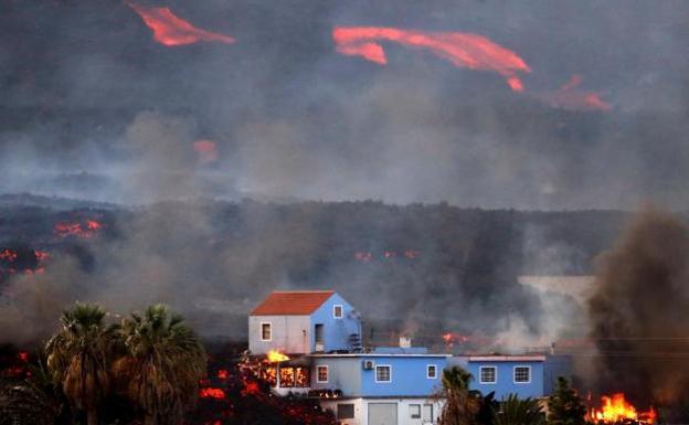 Video | Second La Palma lava flow is just 30 metres away from reaching the ocean