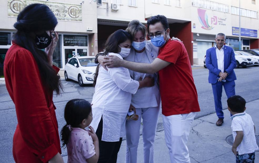 Paz Hurtado embraces Hussaini and Shogofaas Sonia and Atina look on. / ÑITO SALAS