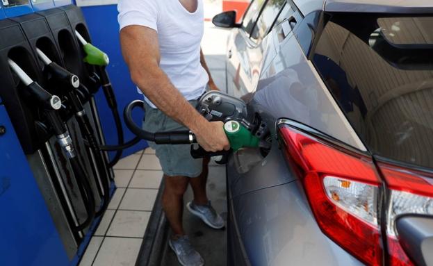 Filling the tank now costs 15 euros more than it did a year ago./EFE