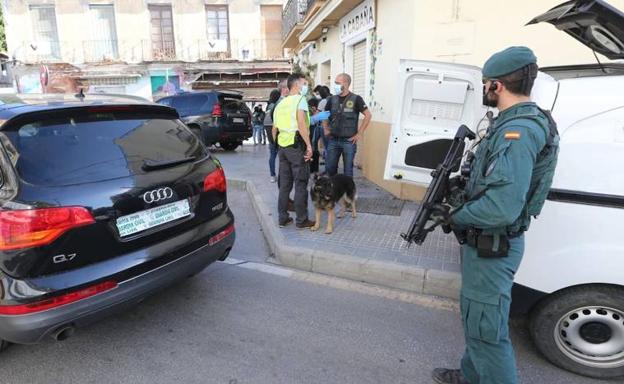 Heavily-armed crack police team arrest two in counter-terrorism raid in Malaga city centre