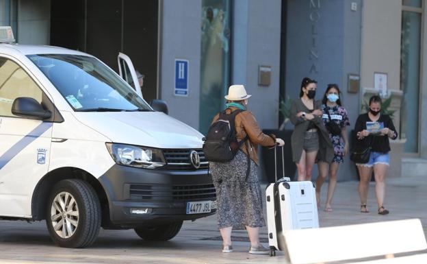 Tourists leave a central hotel in Malaga./ÑITO SALAS