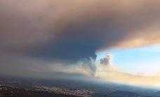 La Palma's Cumbre Vieja volcano ash cloud intensifies threatening commercial flights