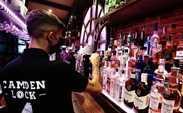 A bartender arranges bottles./ÑITO SALAS