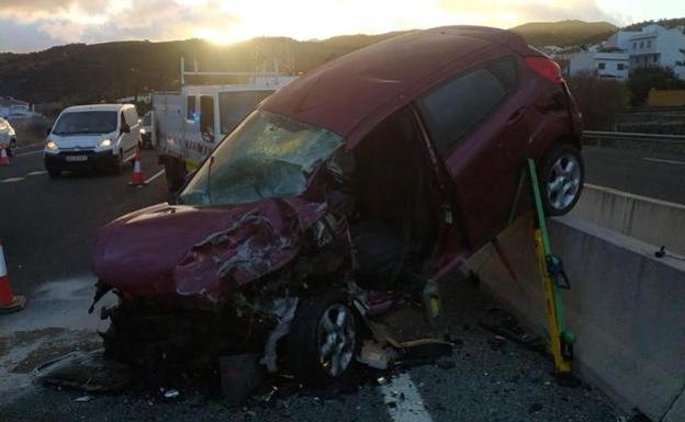 Firefighters cut free two people trapped in serious crash on the A-45