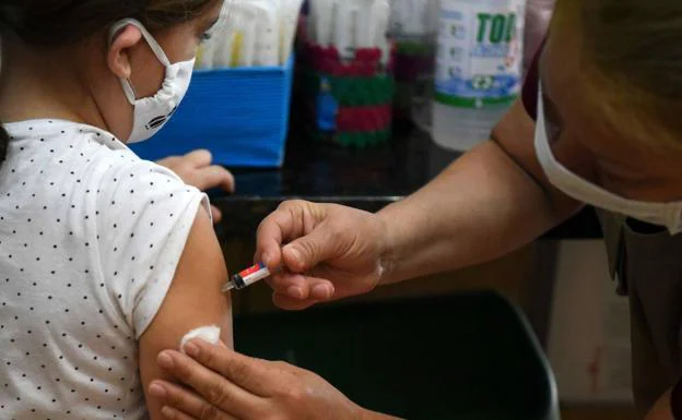 A child is vaccinated by a health professional. /AFP