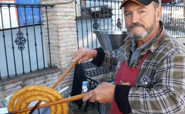 Travelling 'churro' maker goes from village to village