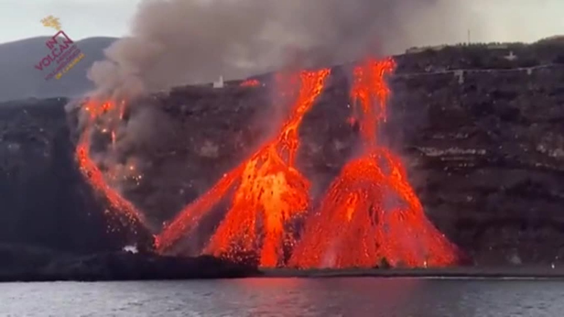 Watch as the second La Palma volcano lava flow hits the beach at Los Guirres